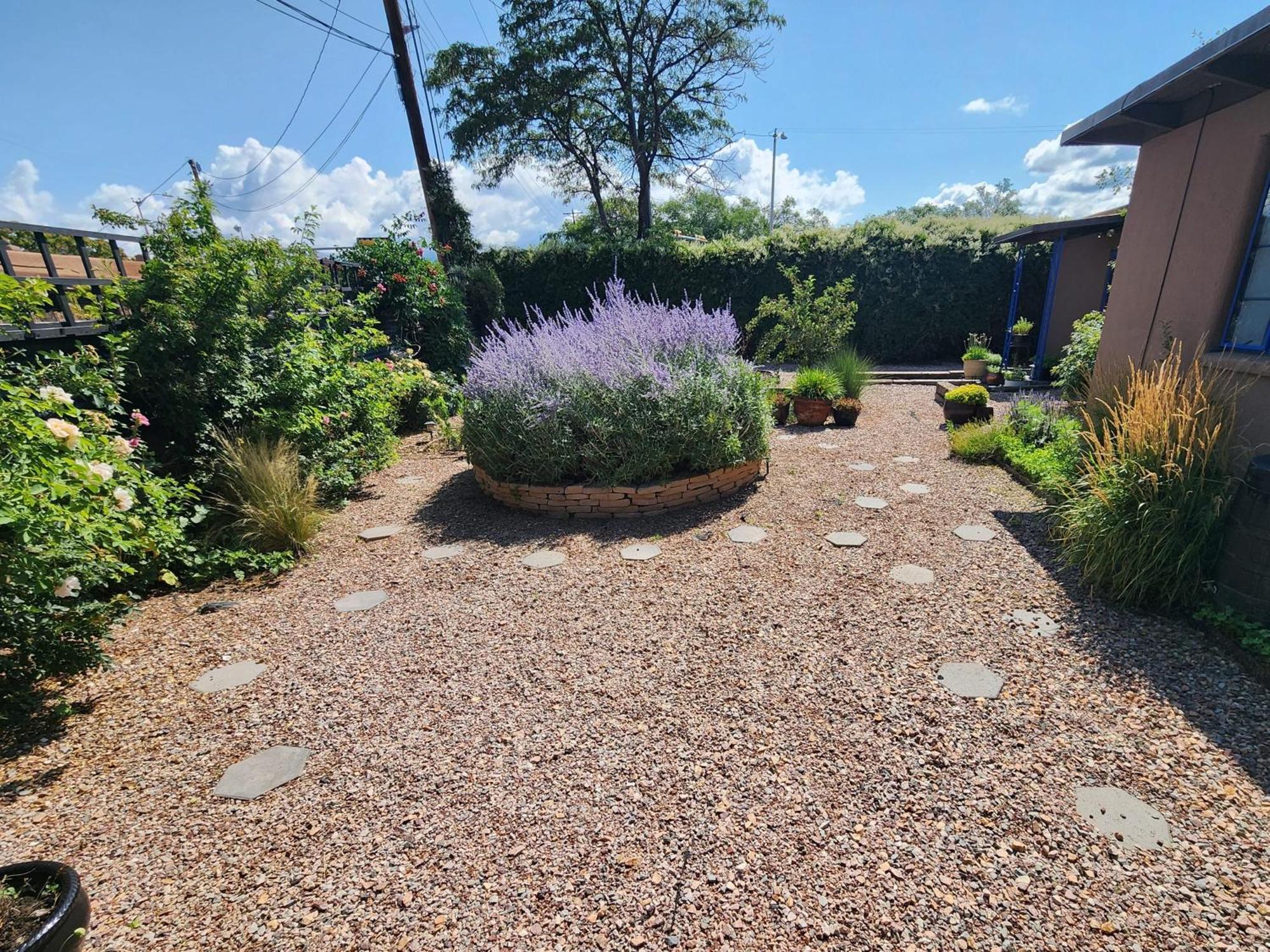Casa Del Mar- King Bed - Patio -railyard - 3br Ferienhaus